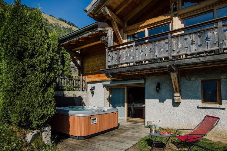 Chalet Ferme a Jules Hot tub outside chalet 1