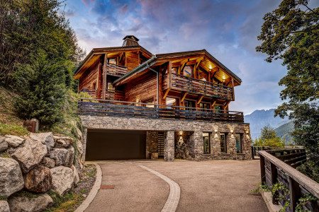 Chalet Kuma exterior front entrance