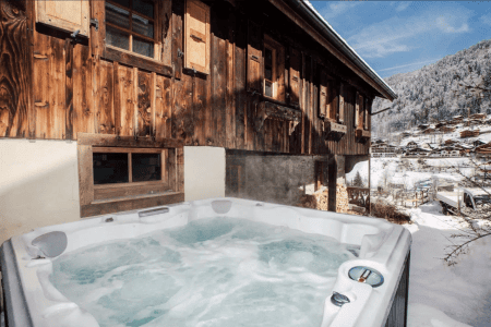 Chalet Vogue Hot tub in the snow