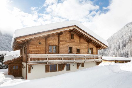 Chalet Zenith 1 Exterior in the snow
