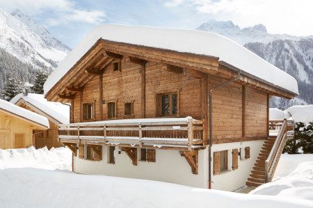 Chalet Zenith 2 Rear of chalet in the snow