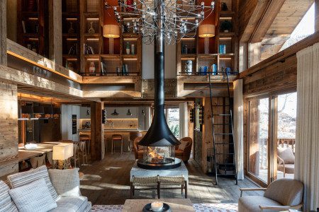 Chalet Alice Central fireplace high ceiling