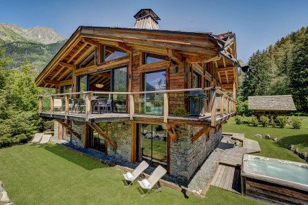 Chalet Black Stone external and hot tub summer